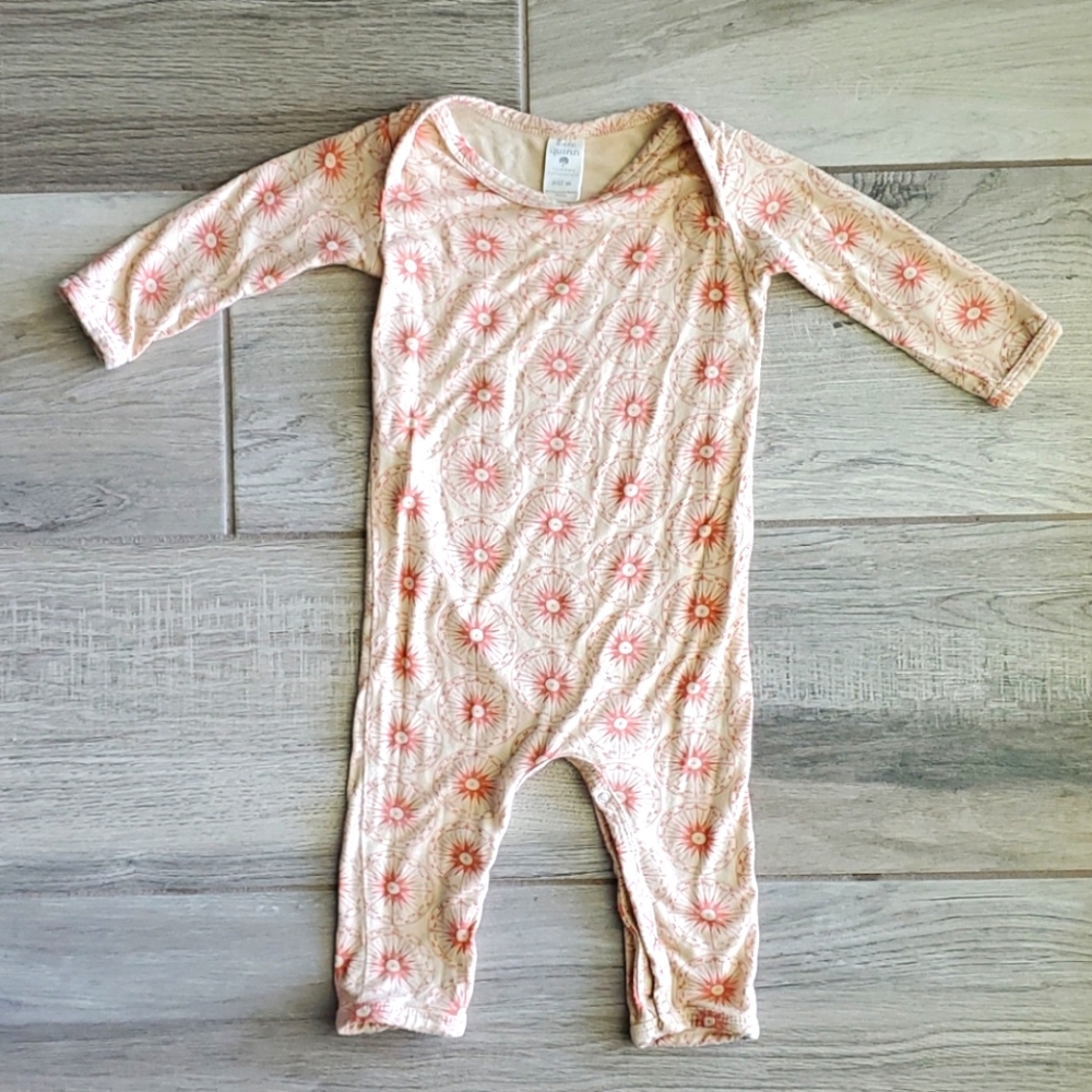 Kate Quinn bamboo snap outfit